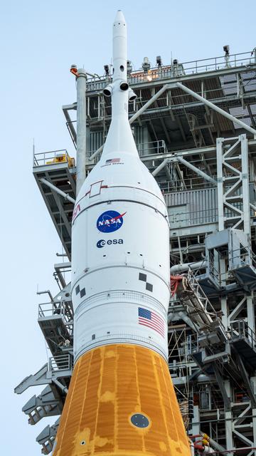 NASA'nın SLS Roketi ve Orion Uzay Aracı Fırlatma Padı 39B'ye Çıkıyor